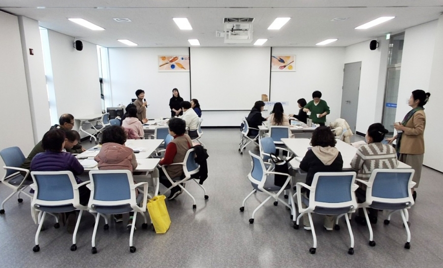 청송군농업기술센터, 노인미술지도사 2급 자격과정 수료식 개최.jpg