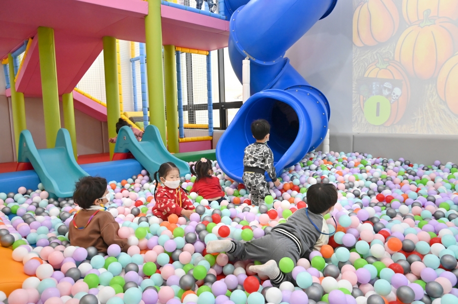 진보키즈카페 볼풀장.JPG